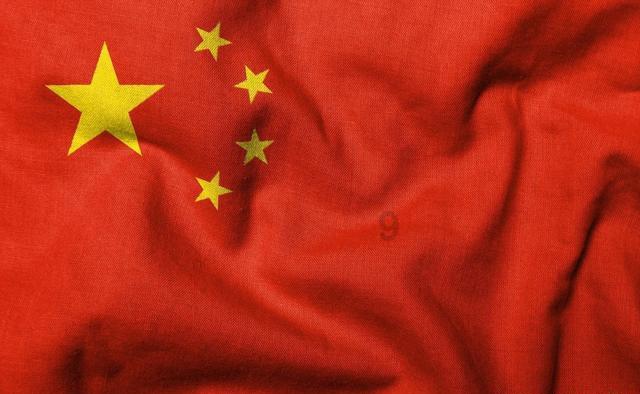 老人乘扶梯不慎摔倒，身后女子拼尽全力撑住老人。网友：幸好有你，为你点赞